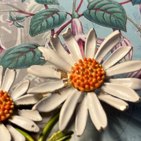 Vintage ART Enamel Daisy Brooch/Pin 2 3/4” x 2 1/2” - Picture 2 of 6